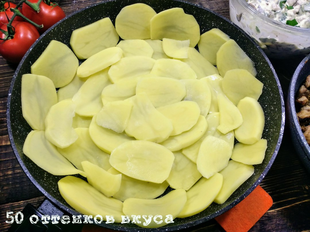 Картофельная запеканка с мясом в соусе из маскарпоне и грибов