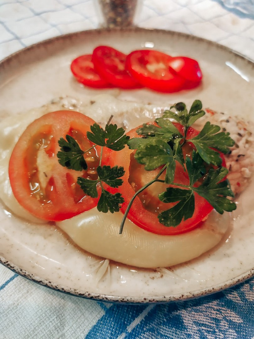 Запечённые куриные грудки с помидорами и сыром