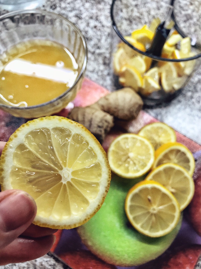 Классический народный рецепт для укрепления иммунитета: имбирь с лимоном и медом