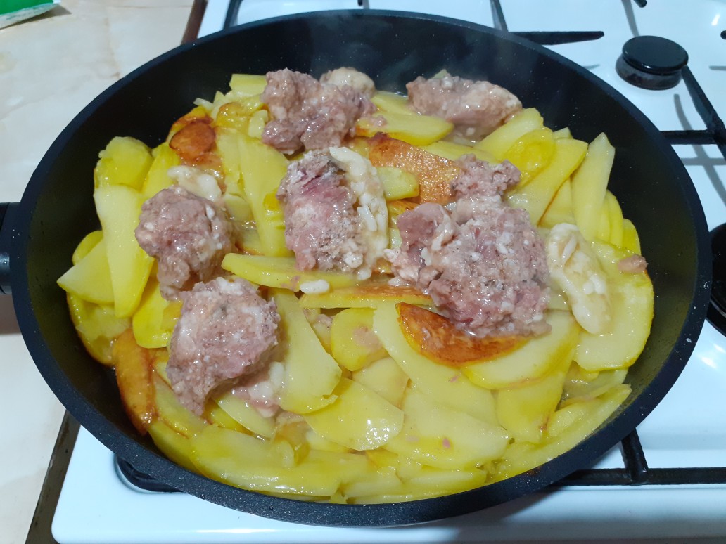 Жареная картошка с говяжьей тушёнкой