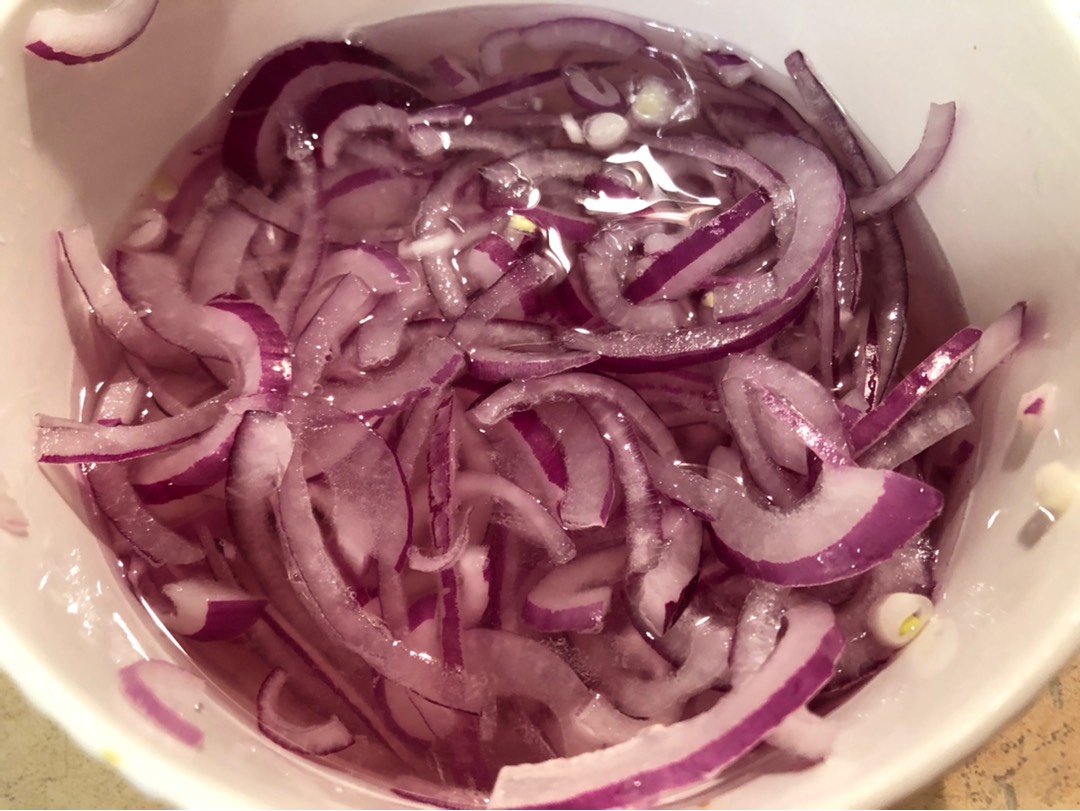 Рецепт: Салат с языком - с маринованным луком