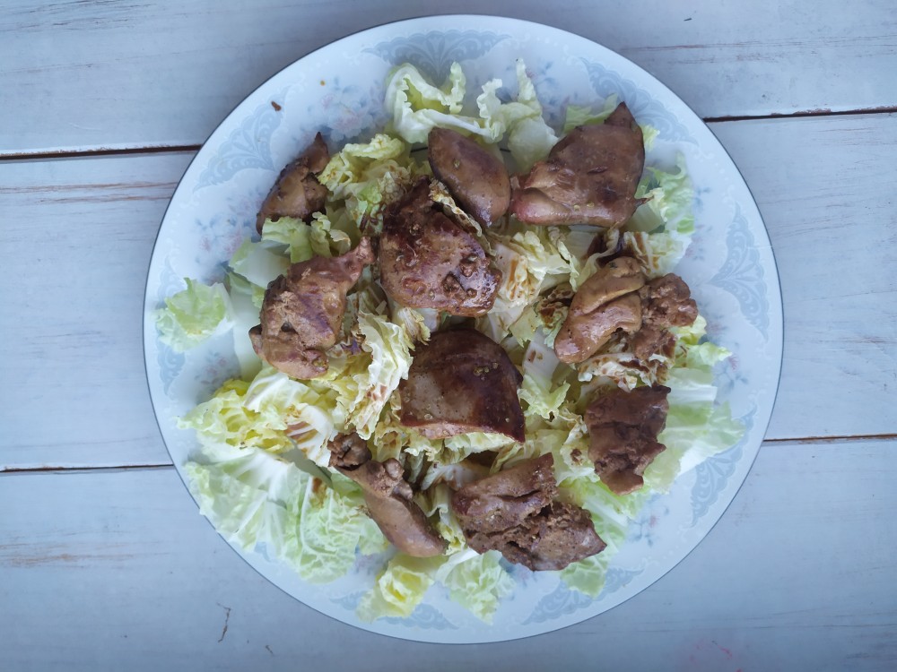 Салат из куриной печени с солёными огурцами - Лайфхакер