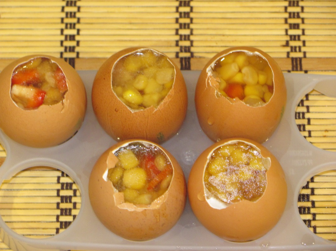 Заливное из свиного языка с желатином на праздничный стол в яичной скорлупе