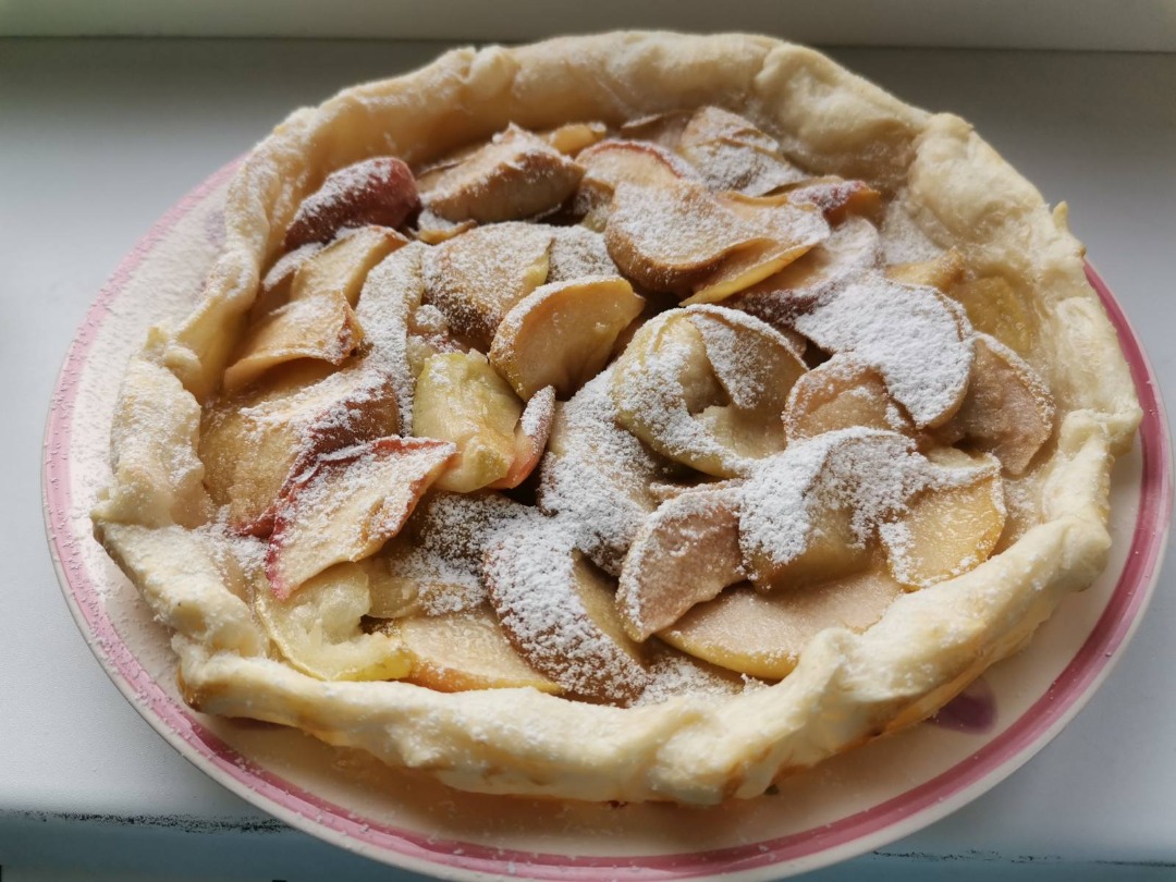рецепт пирога с яблоками и корицей из слоеного теста в духовке | Дзен