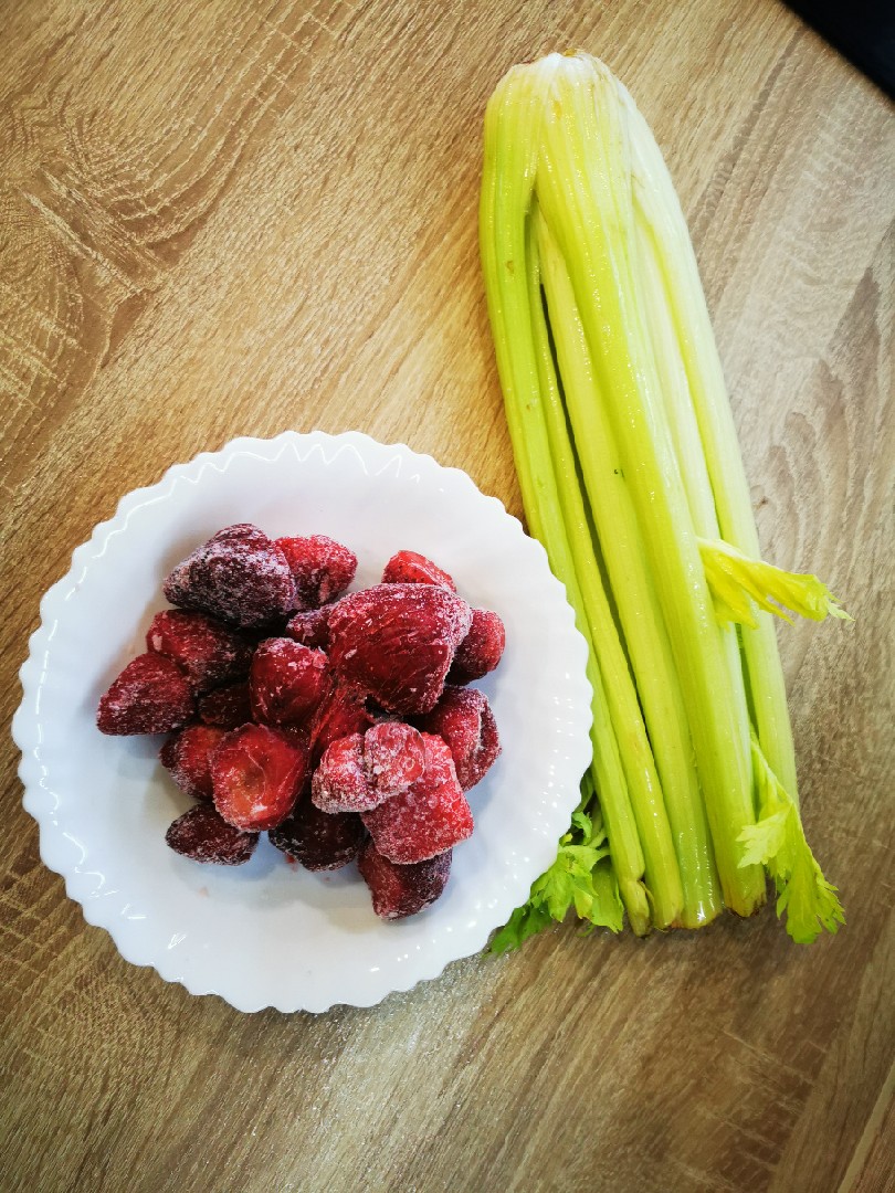 Смузи из сельдерея и клубники рецепт с фото пошаговый от Светлана -  Овкусе.ру