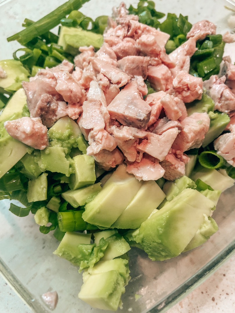 Вкусный и полезный рецепт: салат из печени трески с авокадо