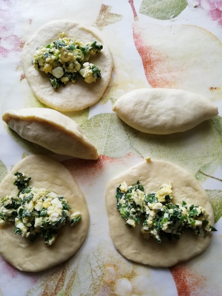 Пирожки с яйцом и зелёным луком в духовке