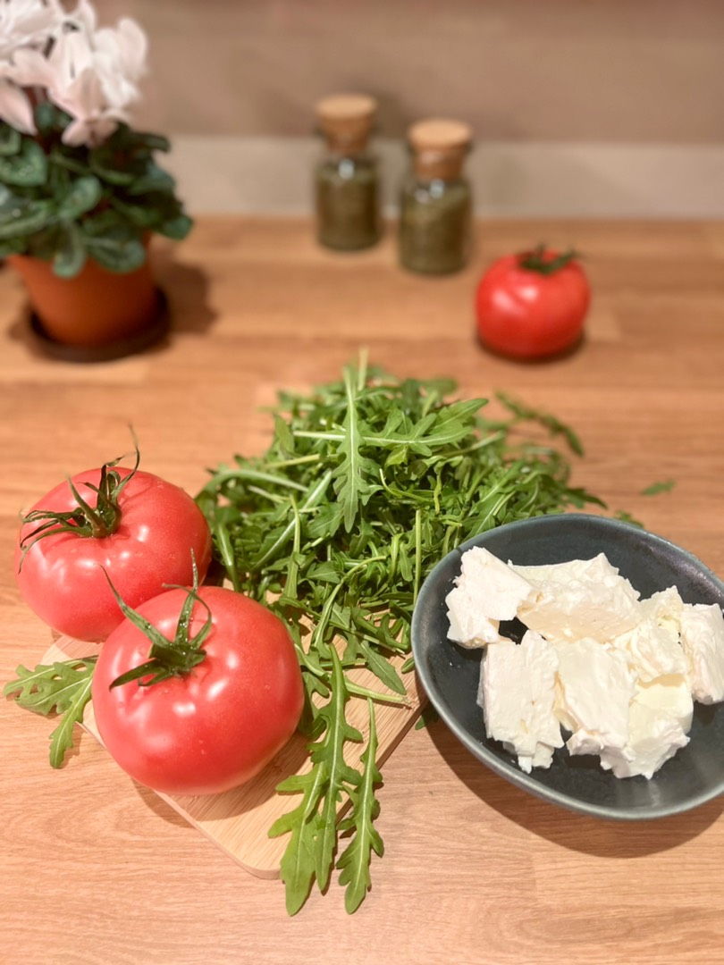 Салат с помидорами, рукколой и сыром Фета