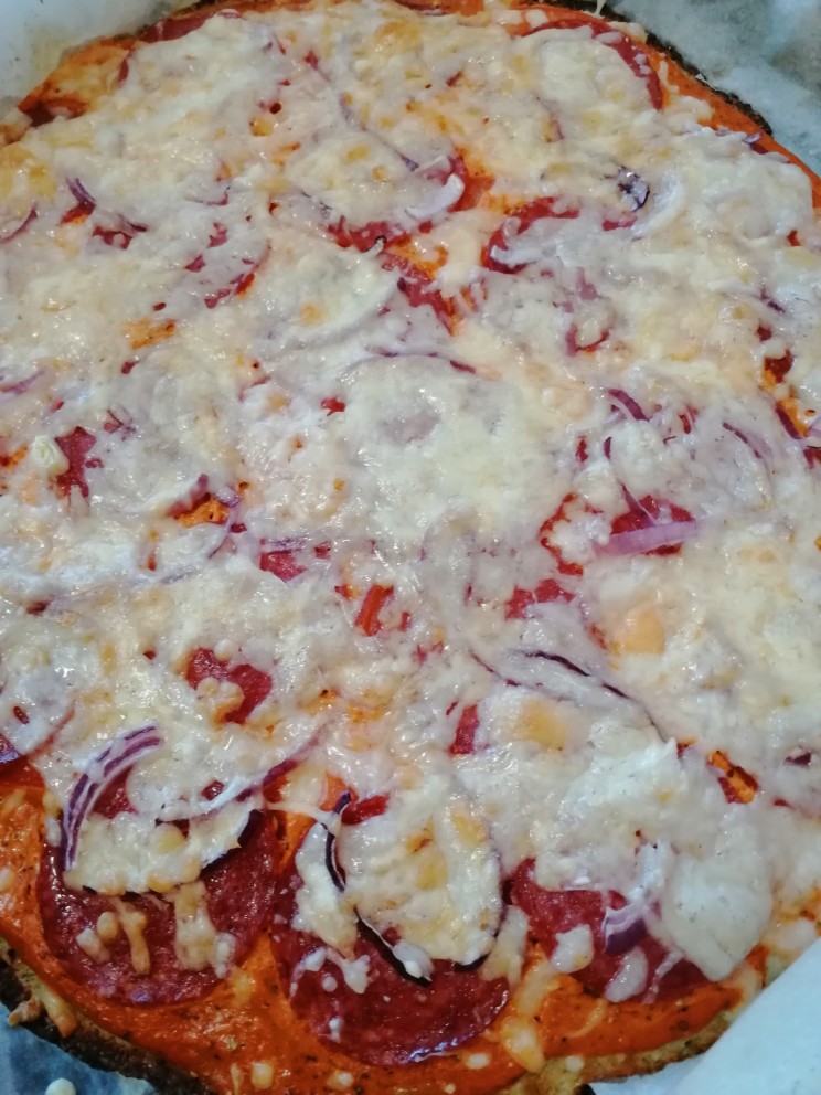 Диетическая пицца из цветной капусты, сыра и помидоров