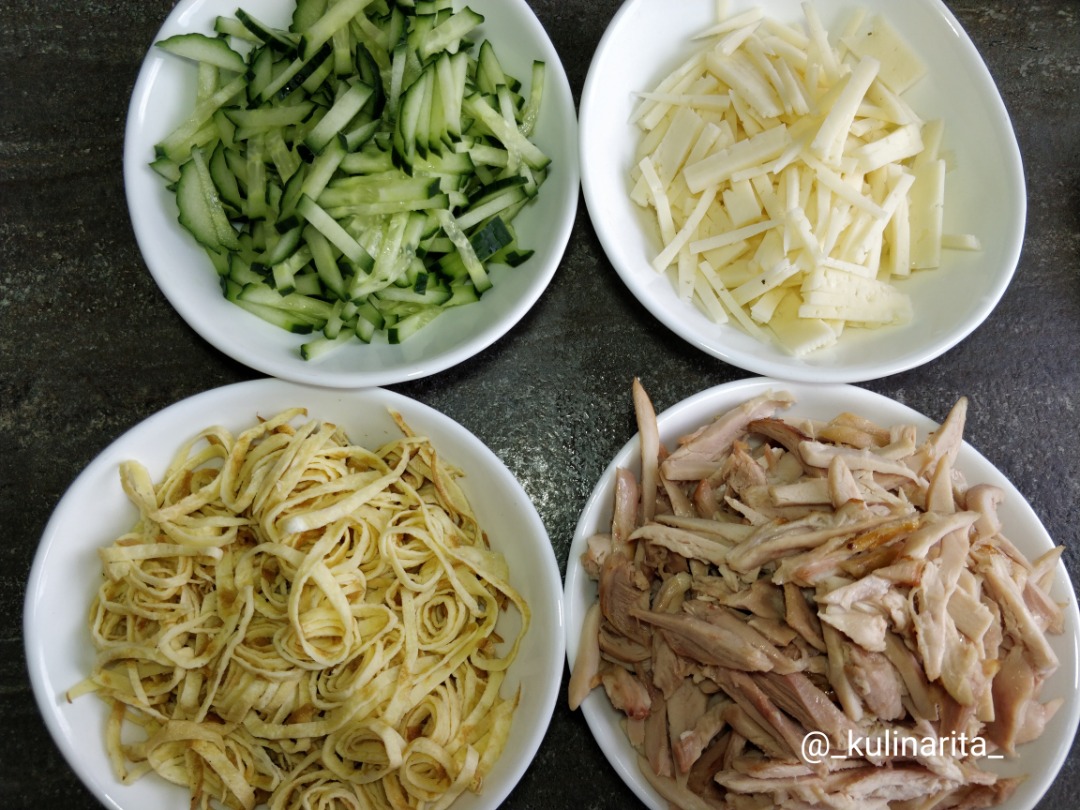 Итальянский салат с копченой курицей в сырной корзинке