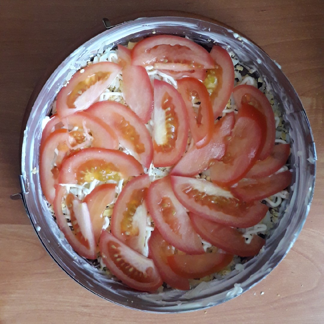 Слоёный салат с копчёной курицей и грибами