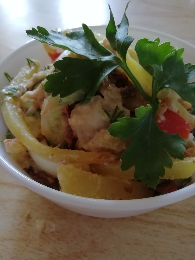 Салат с жареной картошкой соломкой — рецепт с фото пошагово