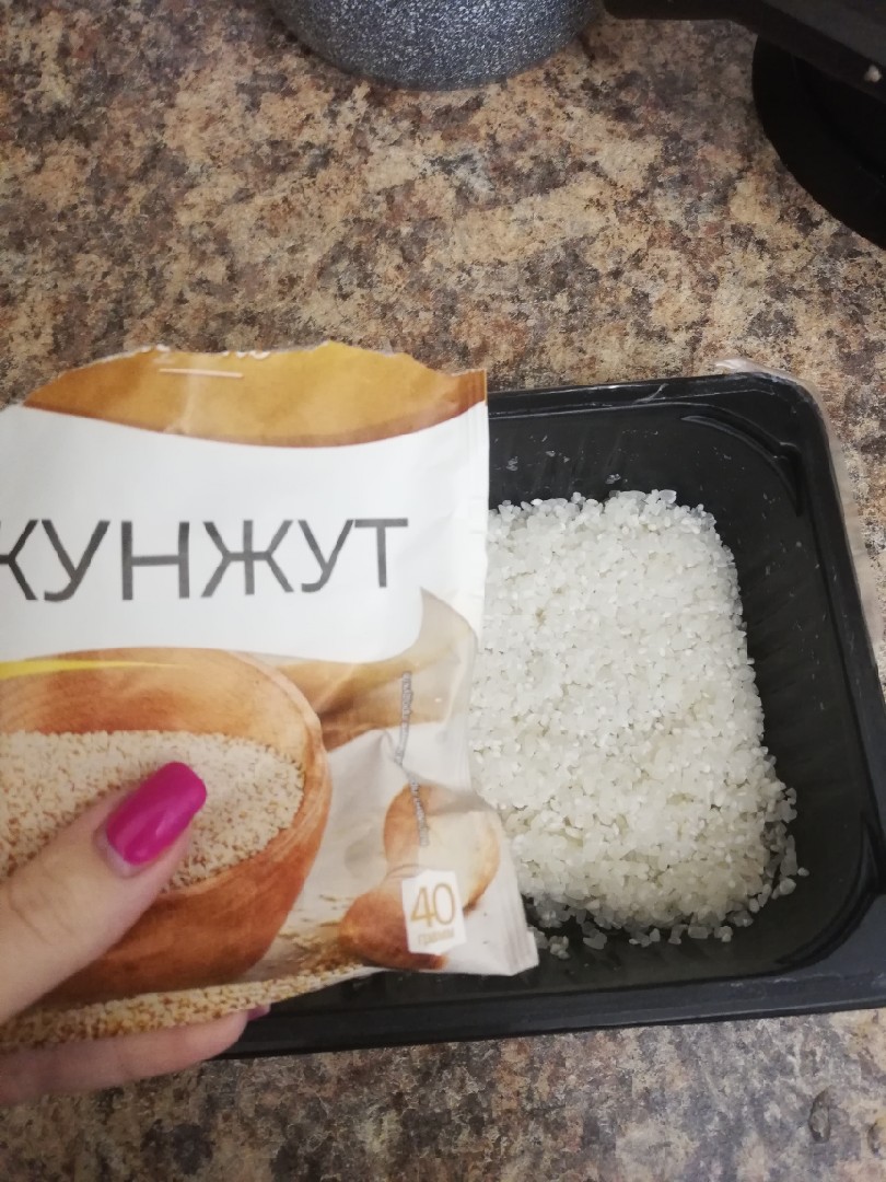 Жареный рис с кунжутом и огурцом