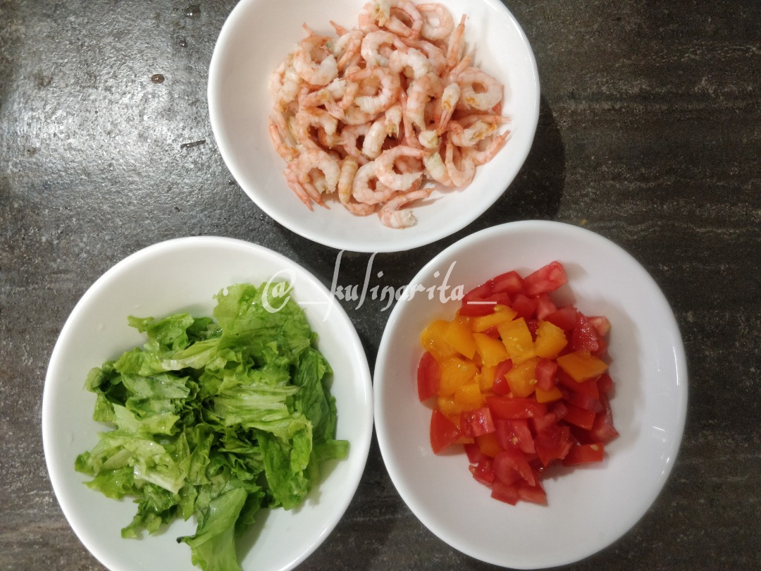 Салат с авокадо, креветками и помидорами