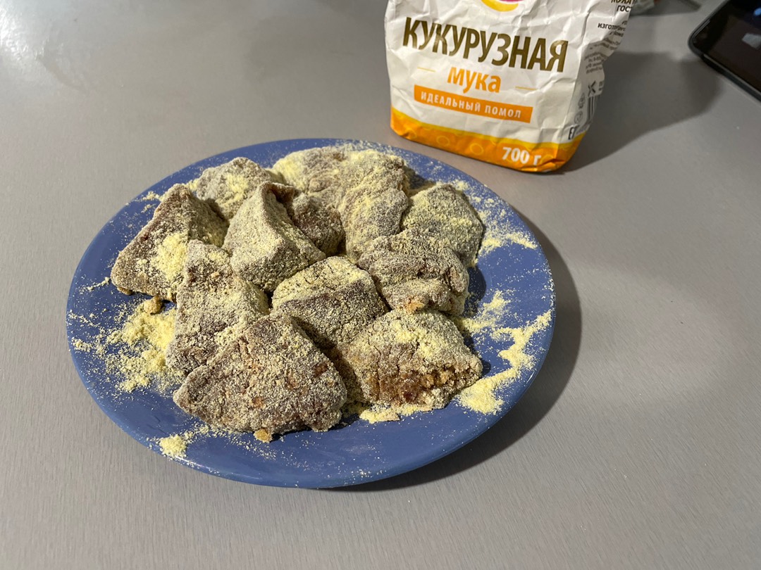 Печень в панировке из кукурузной муки.