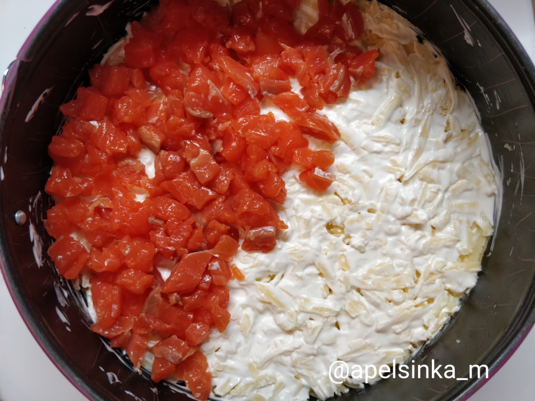Праздничный салат с рисом и красной рыбой