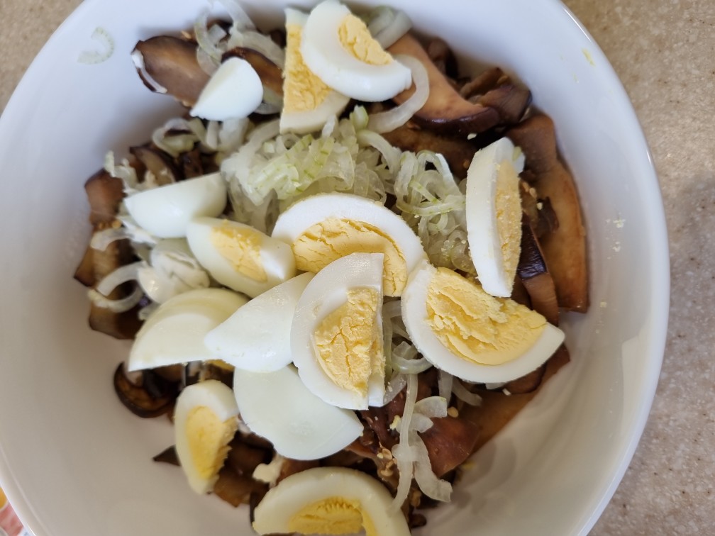 Салат с баклажанами, маринованным луком и яйцами - пошаговый рецепт с видео | Сегодня
