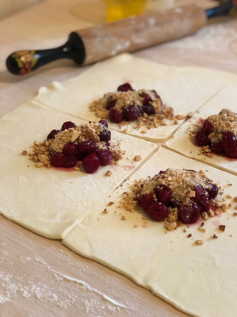 Слойки с вишней и миндалем🍒, Вкусный и быстрый десерт☝️Работа к конкурсу