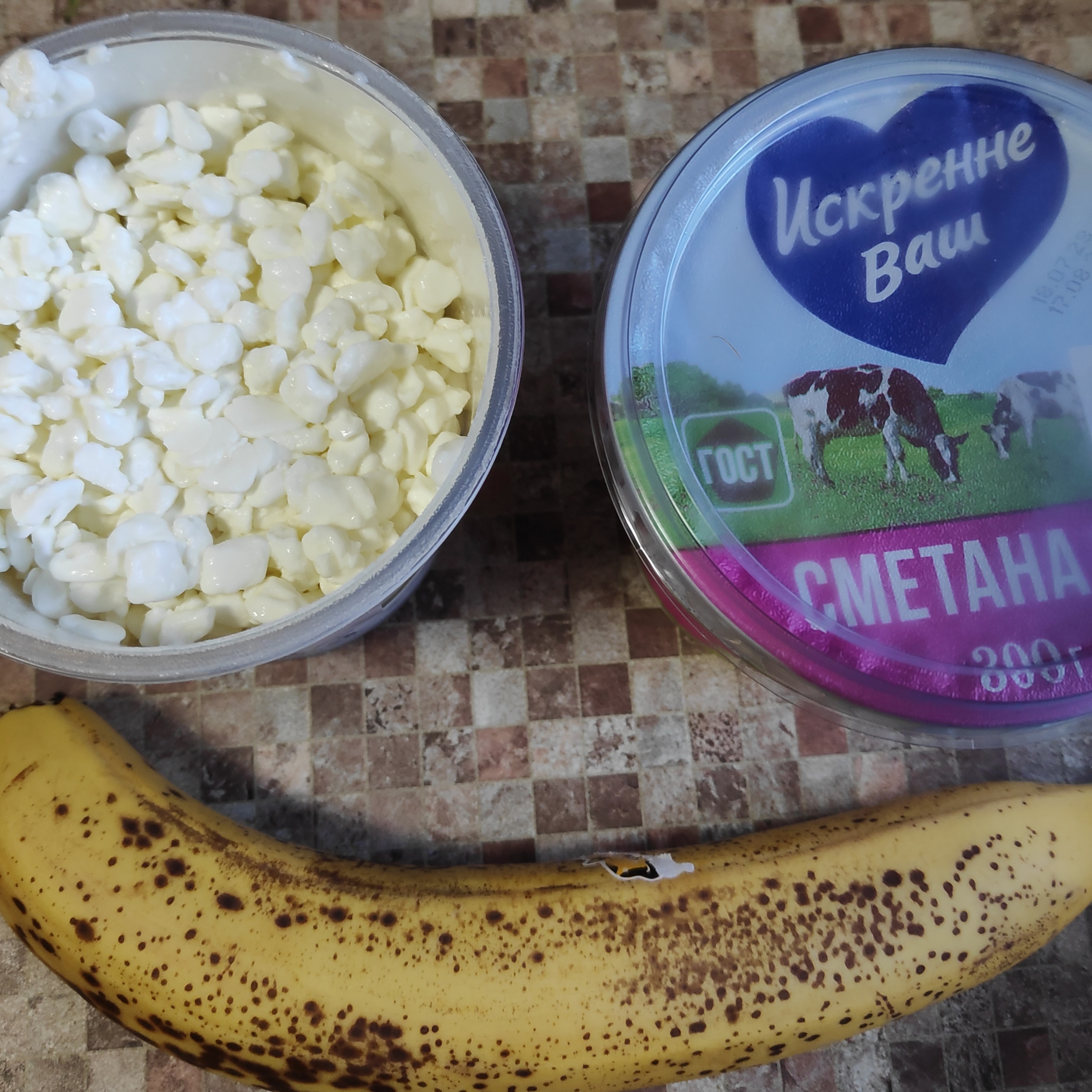 Творожная масса с орехом и бананом на йогурте