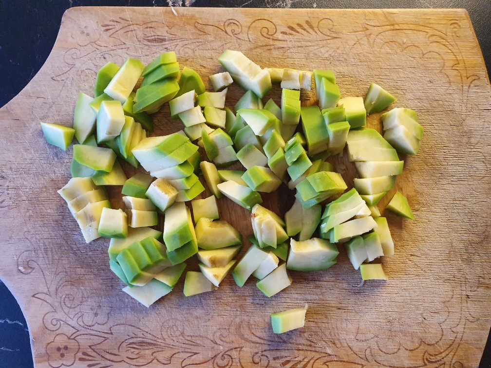 Салат из авокадо с крабовыми палочками