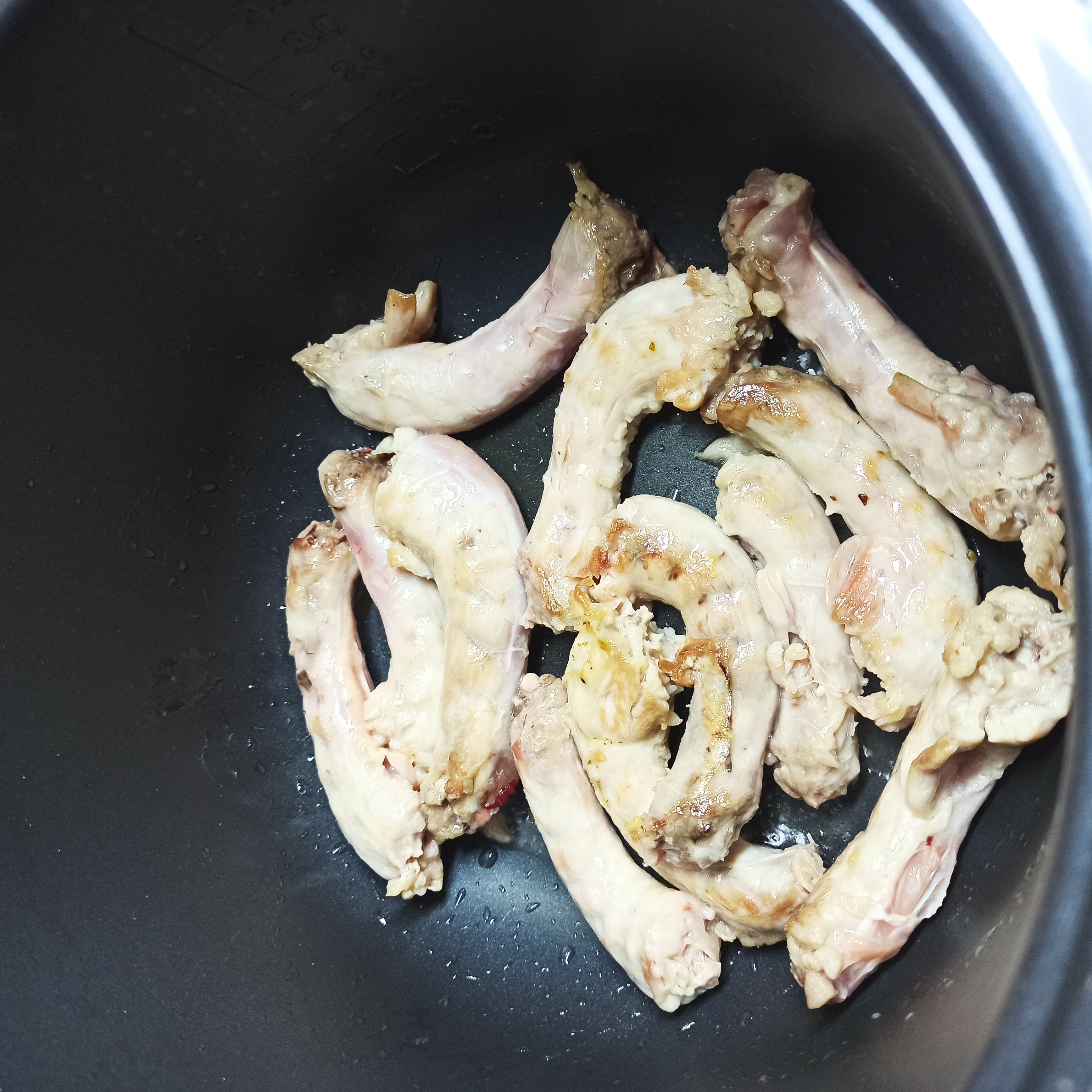 Как приготовить куриные шейки по-домашнему в мультиварке, простой рецепт на обед или ужин