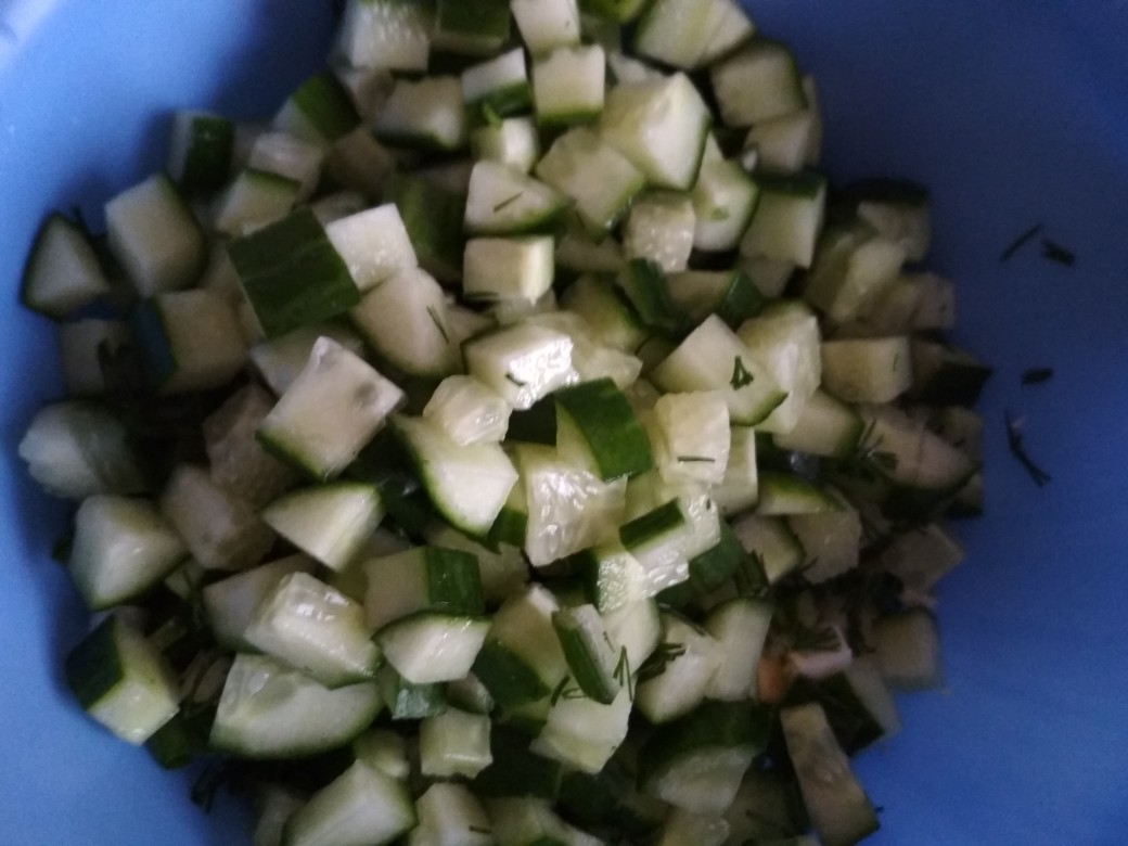 Лёгкий салат с отварной курицей, кукурузой, яйцом,огурцом и ☘️