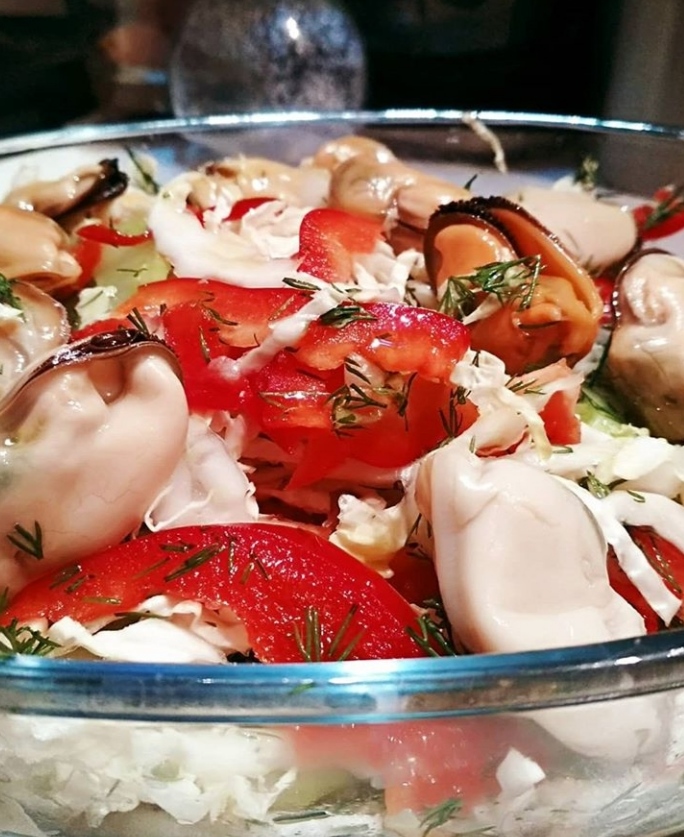 Салат с мидиями и креветками рецепт с фото пошагово