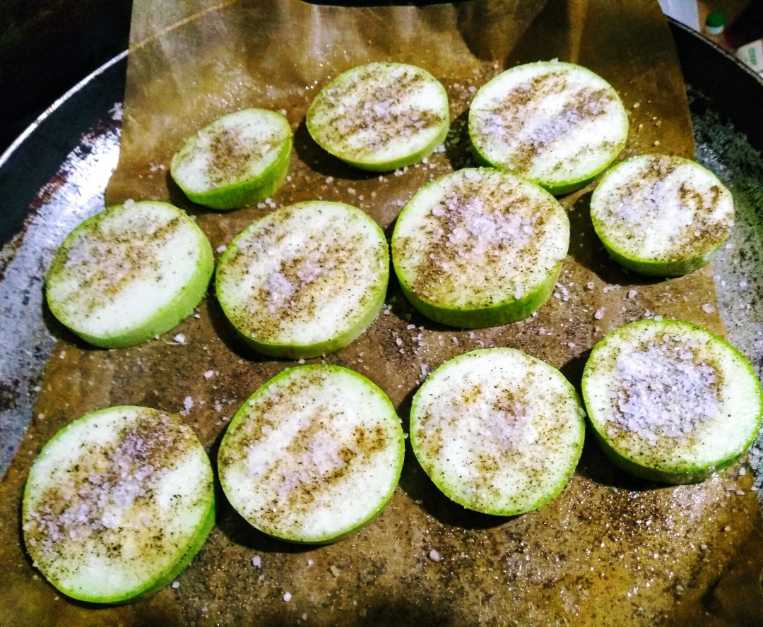 Лодочки из кабачков с куриной печенью - Лайфхакер