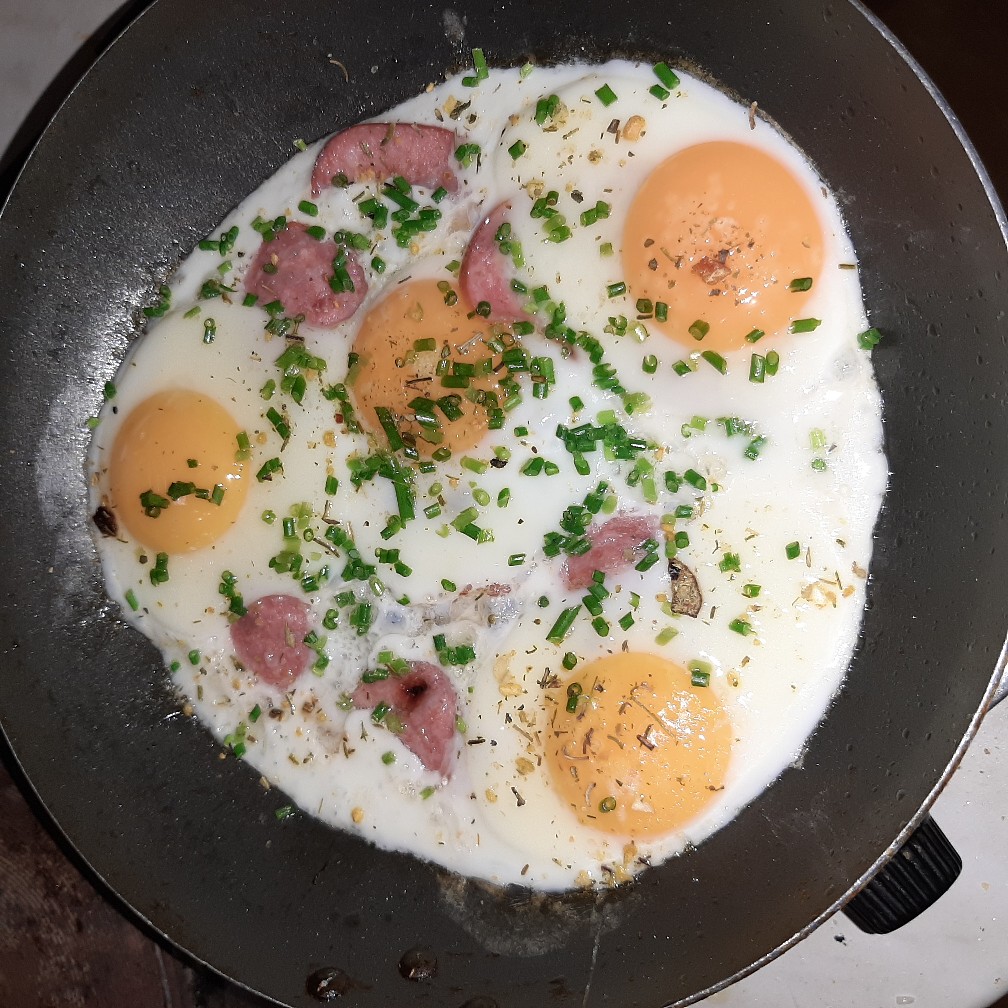 Глазунья с балыковой колбасой и зелёным луком