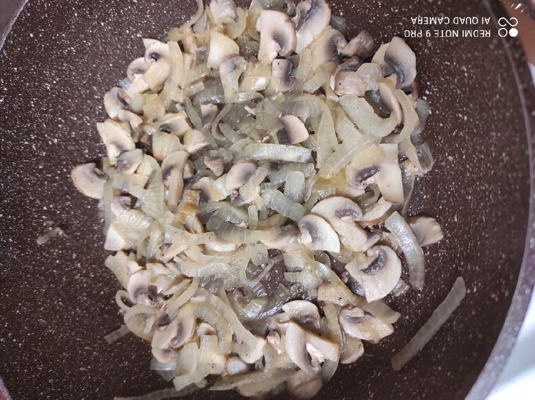 Свиные отбивные с грибами в духовке