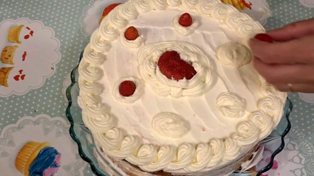 Торт-безе со взбитыми сливками (или необычный кулич)