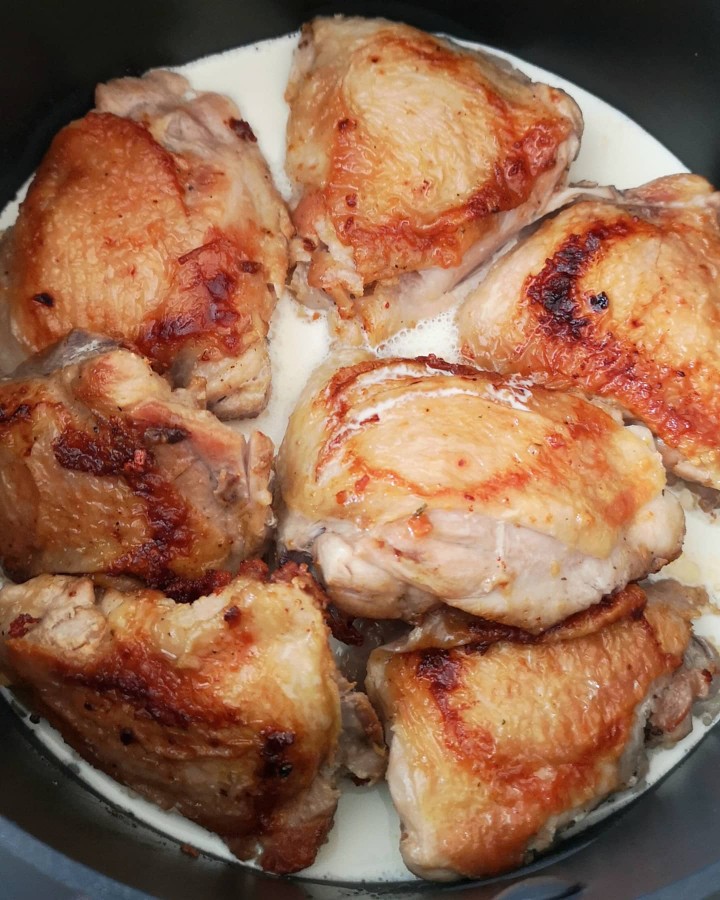 Куриные бедра, тушеные на сковороде