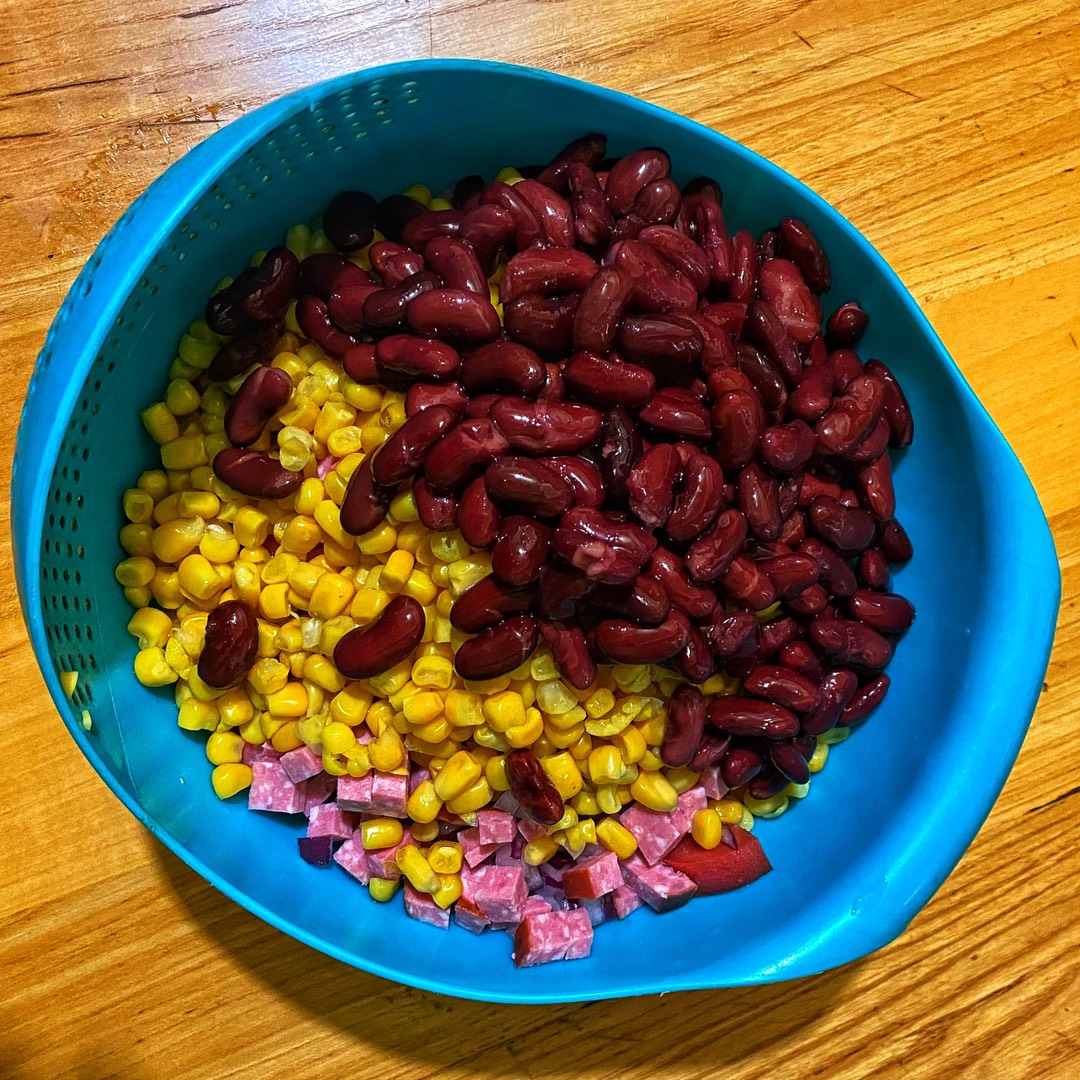 Салат с фасолью, колбасой, кукурузой и помидорами