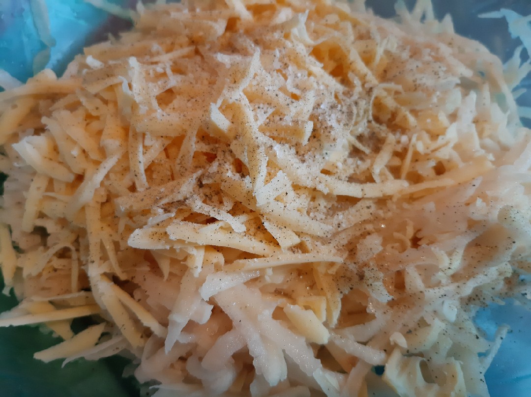 Картошка с сыром и яйцом на сковороде