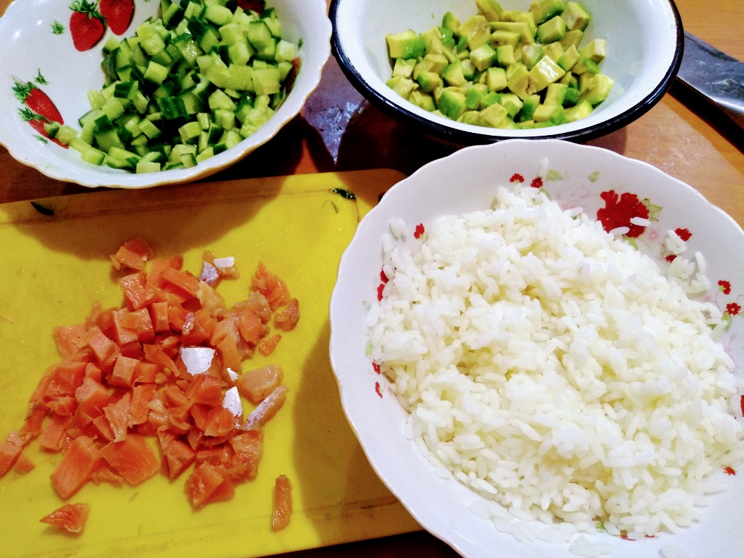 Приготовление салатов с красной рыбой: техники, секреты и рекомендации