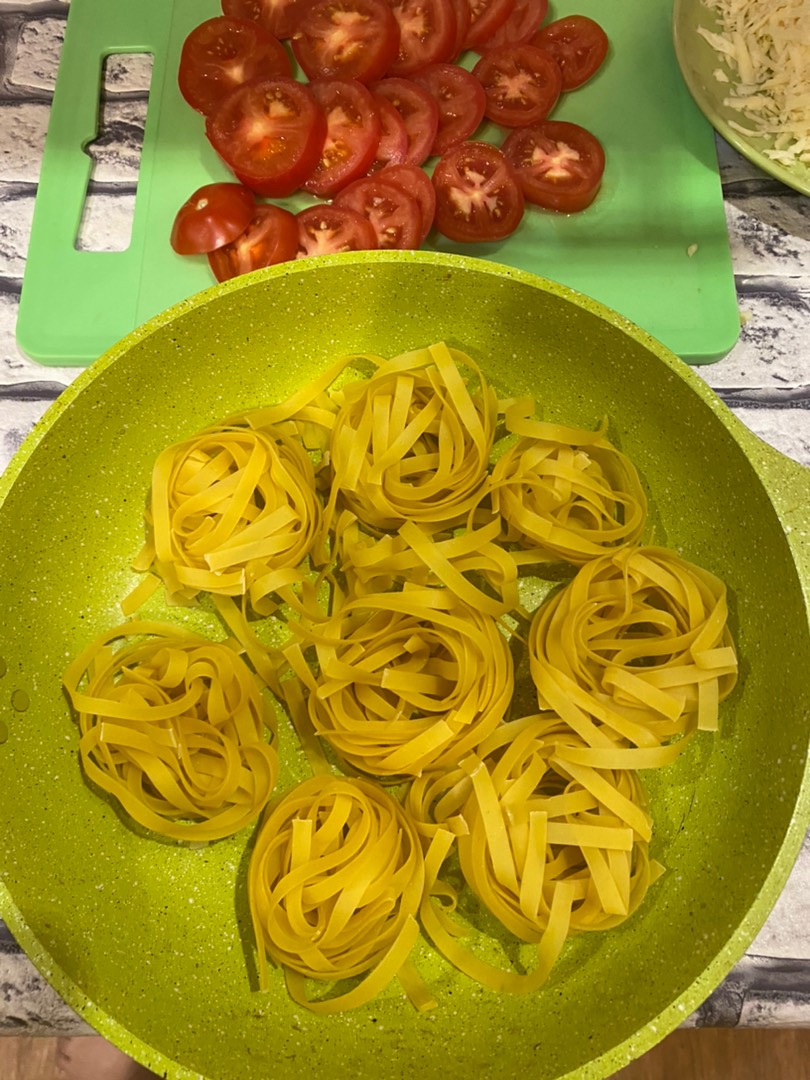 Паста капеллини с куриной грудкой под сливочным соусом в духовке