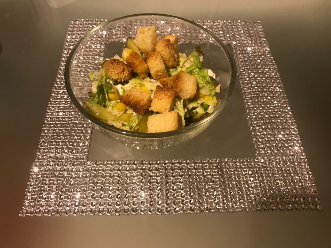 Салат с пекинской капустой и сухариками