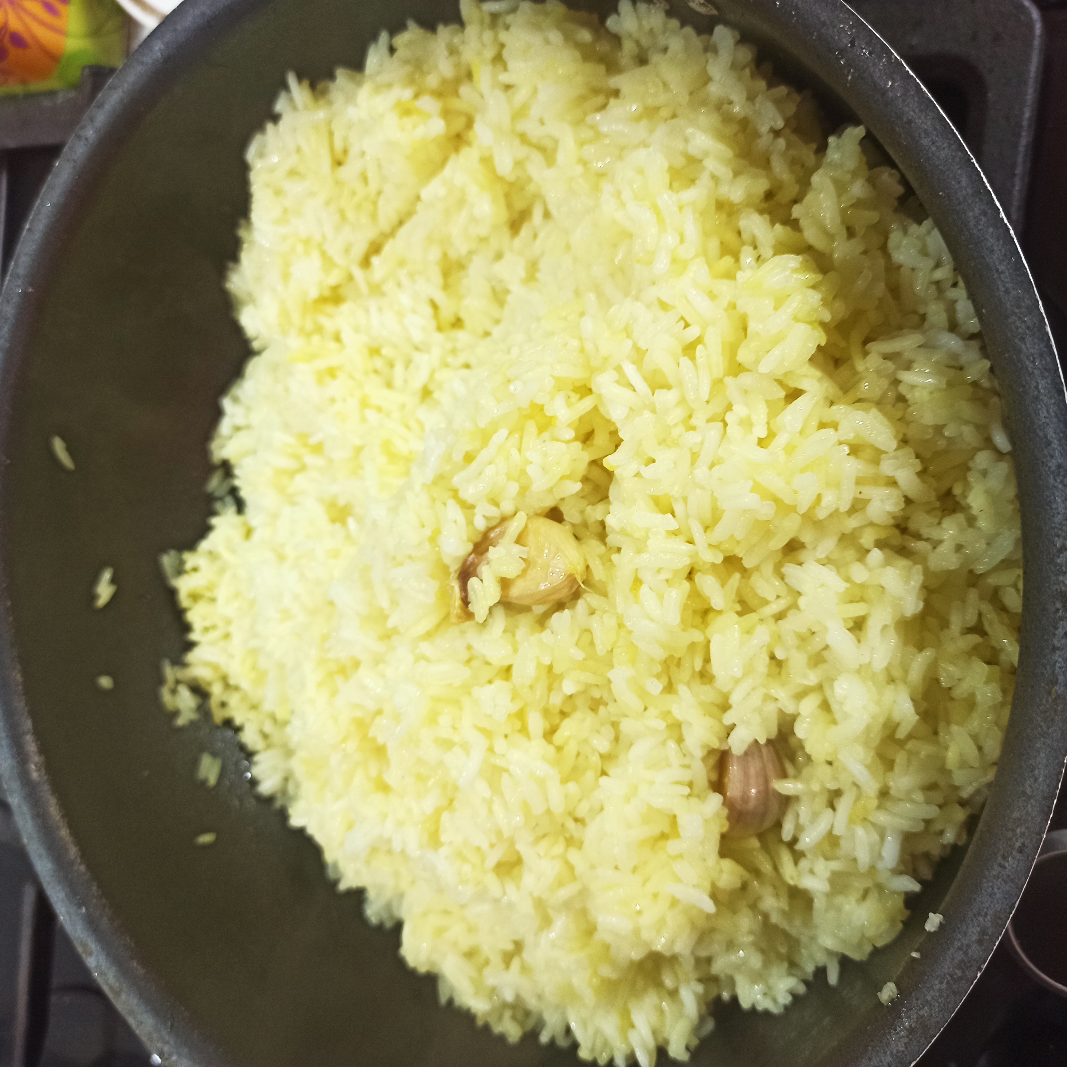 Жареный рис с чесноком на сковороде — Кулинарные рецепты любящей жены
