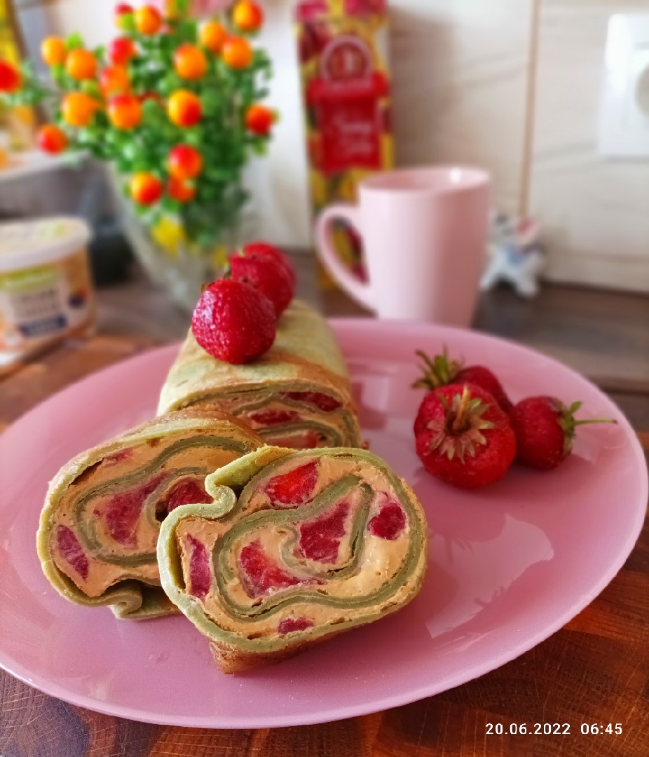 Блинный рулет со сгущенкой, сливочным сыром и клубникой 🍓