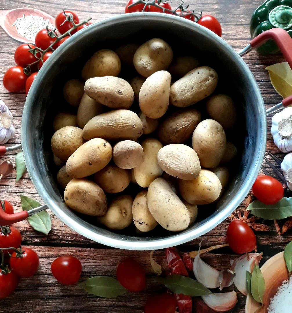 Салат с печенью трески, картофелем и маринованными огурчиками 🥗