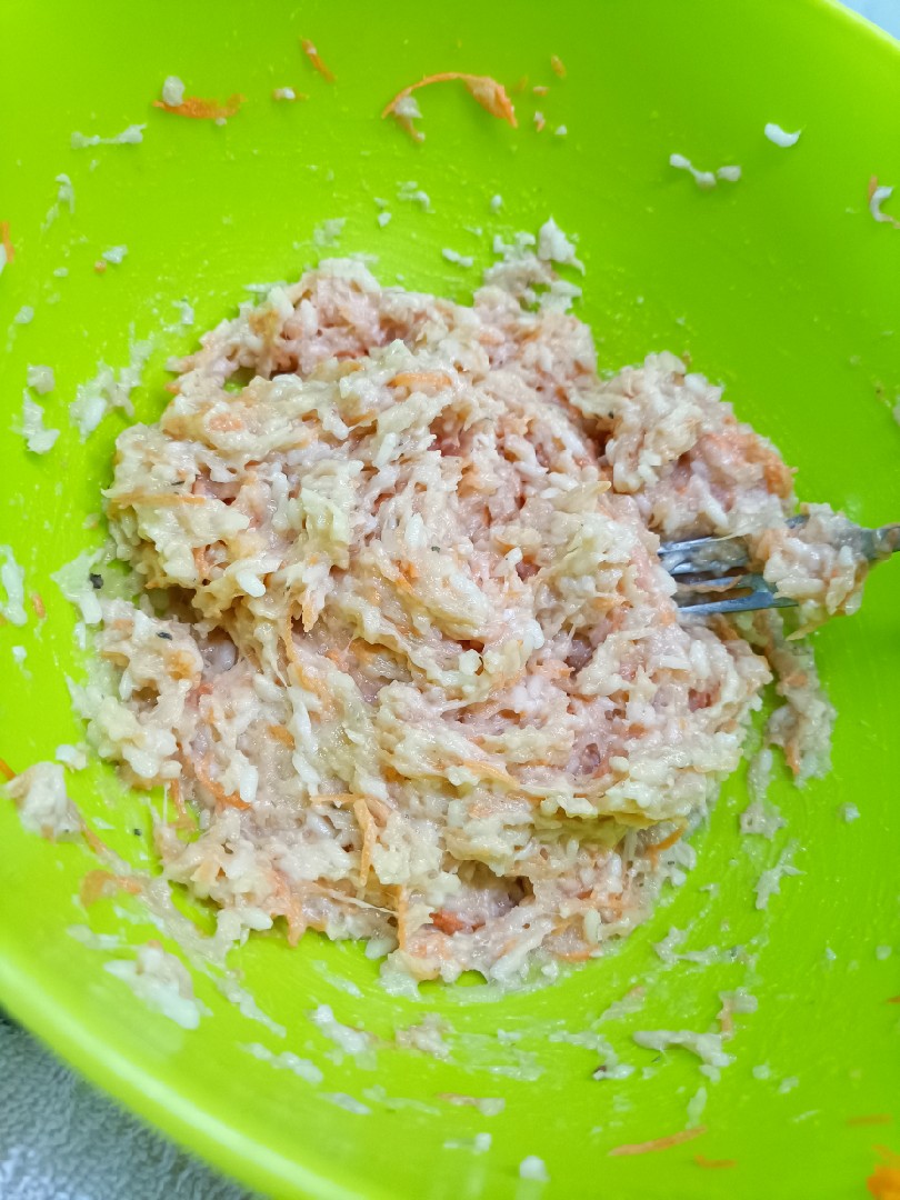 Тефтели из куриного фарша с рисом на сковороде - рецепт с фото