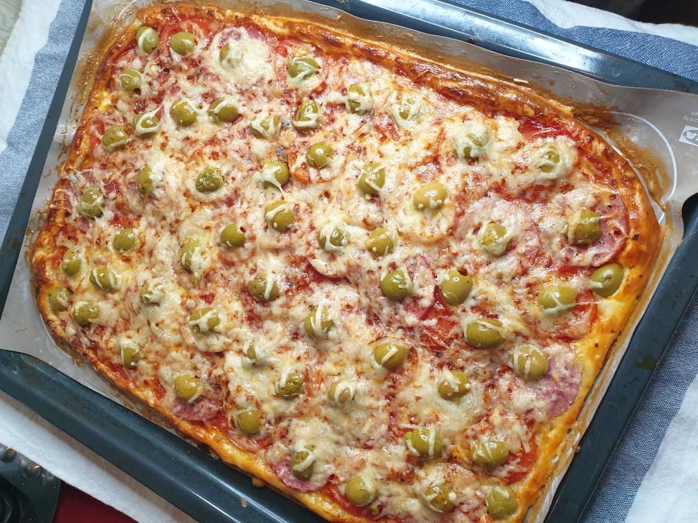 Домашняя пицца с колбасой, помидорами и сладким перцем