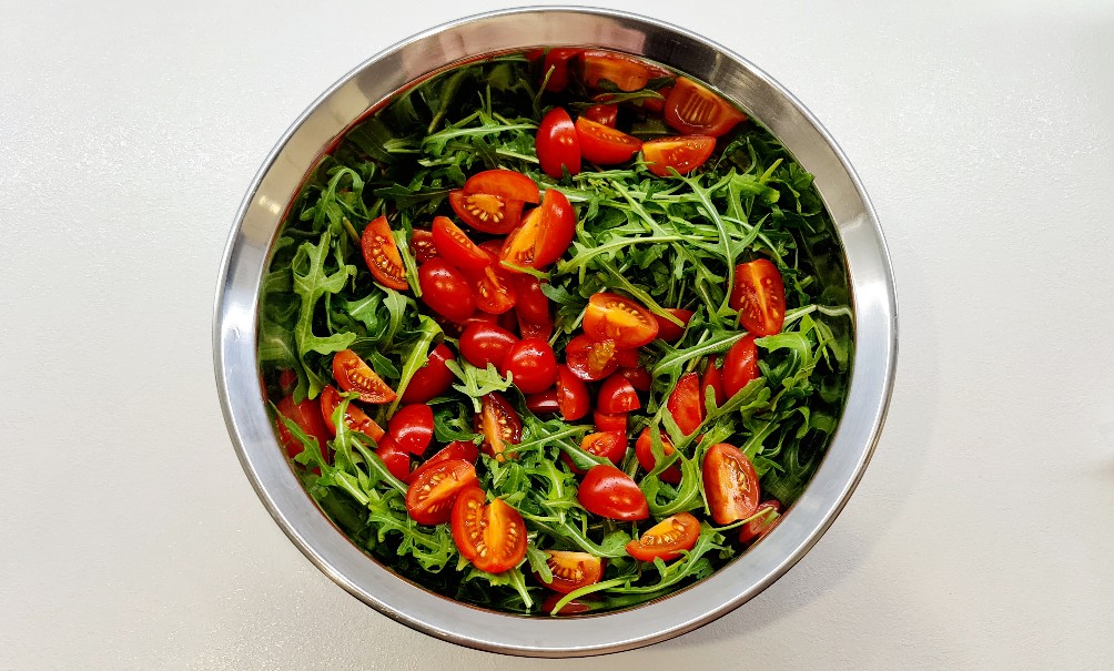 Овощной салат с помидорами черри и твердым сыром – пошаговый рецепт приготовления с фото