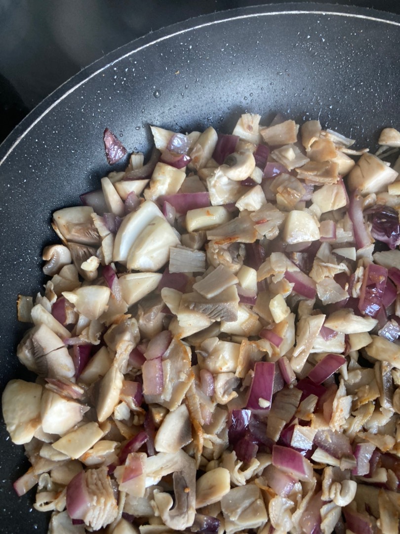 Омлет с ветчиной, грибами, луком и сыром