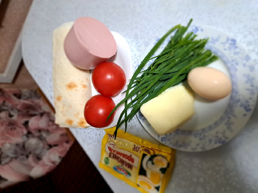 Лаваш с колбасой, сыром и яйцом на сковороде, рецепт с фото и видео — натяжныепотолкибрянск.рф