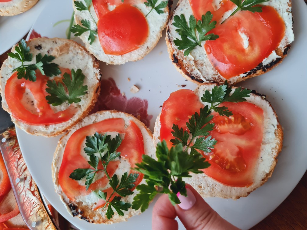 Бутерброды со шпротами и огурцом на батоне с чесноком и майонезом | Меню недели