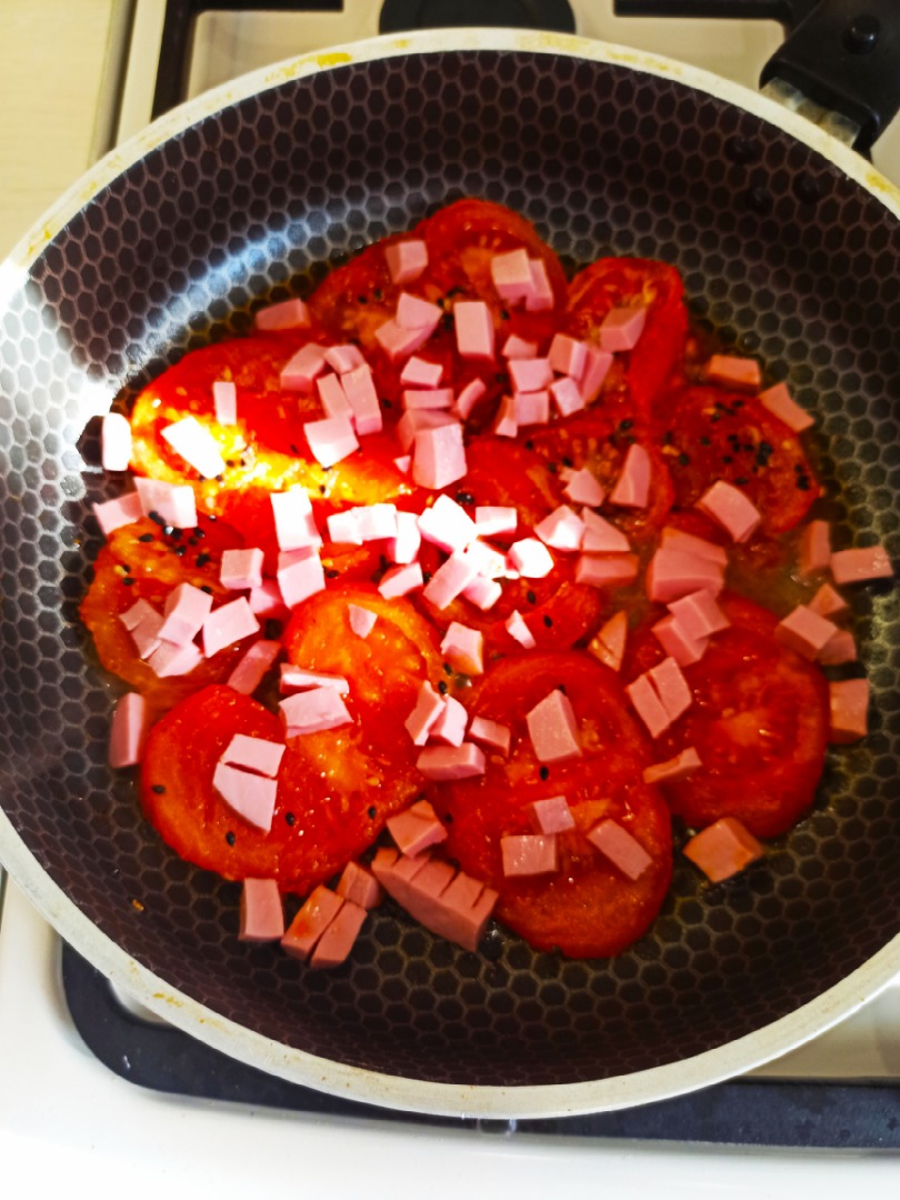 Омлет с адыгейским сыром, колбасой и помидором