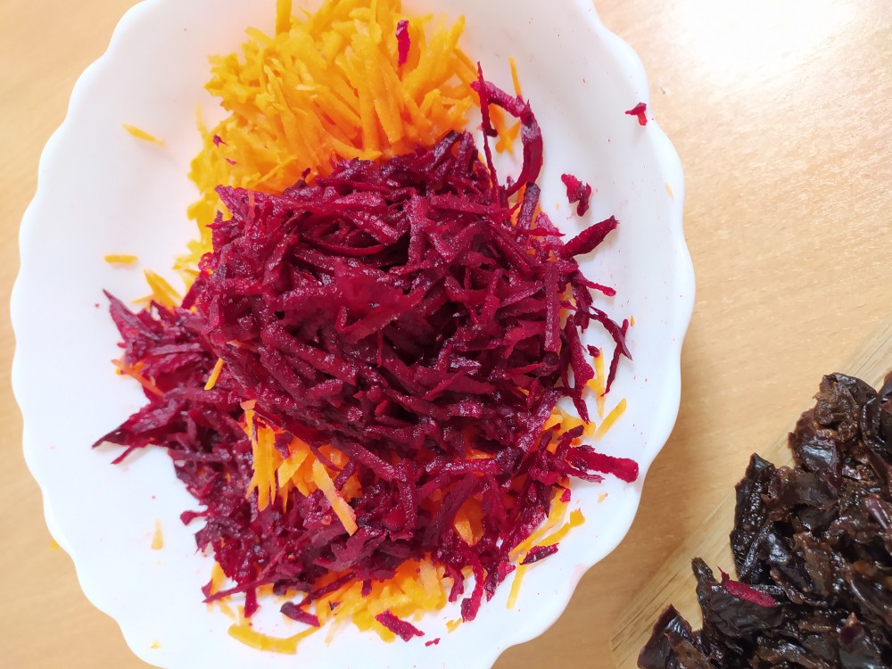 Полезный салат с курагой, черносливом и свежими ягодами – пошаговый рецепт приготовления с фото