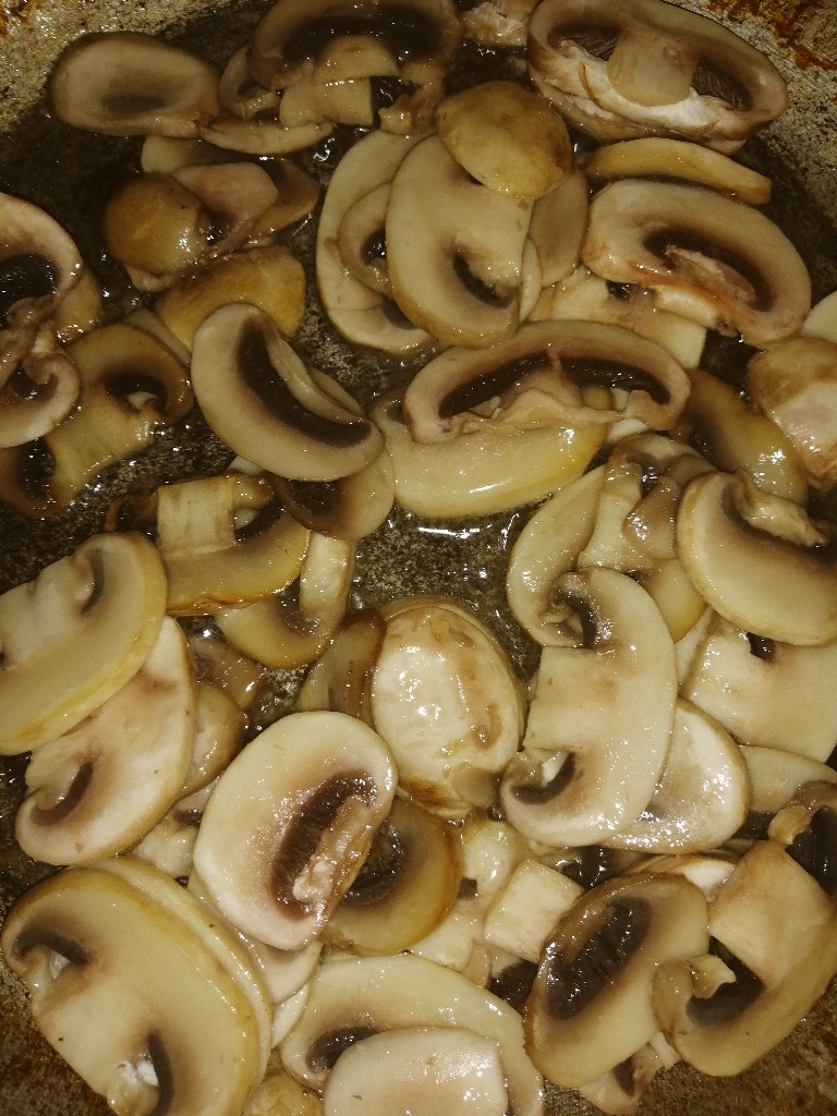 Картофель с сосисками и грибами в горшочках