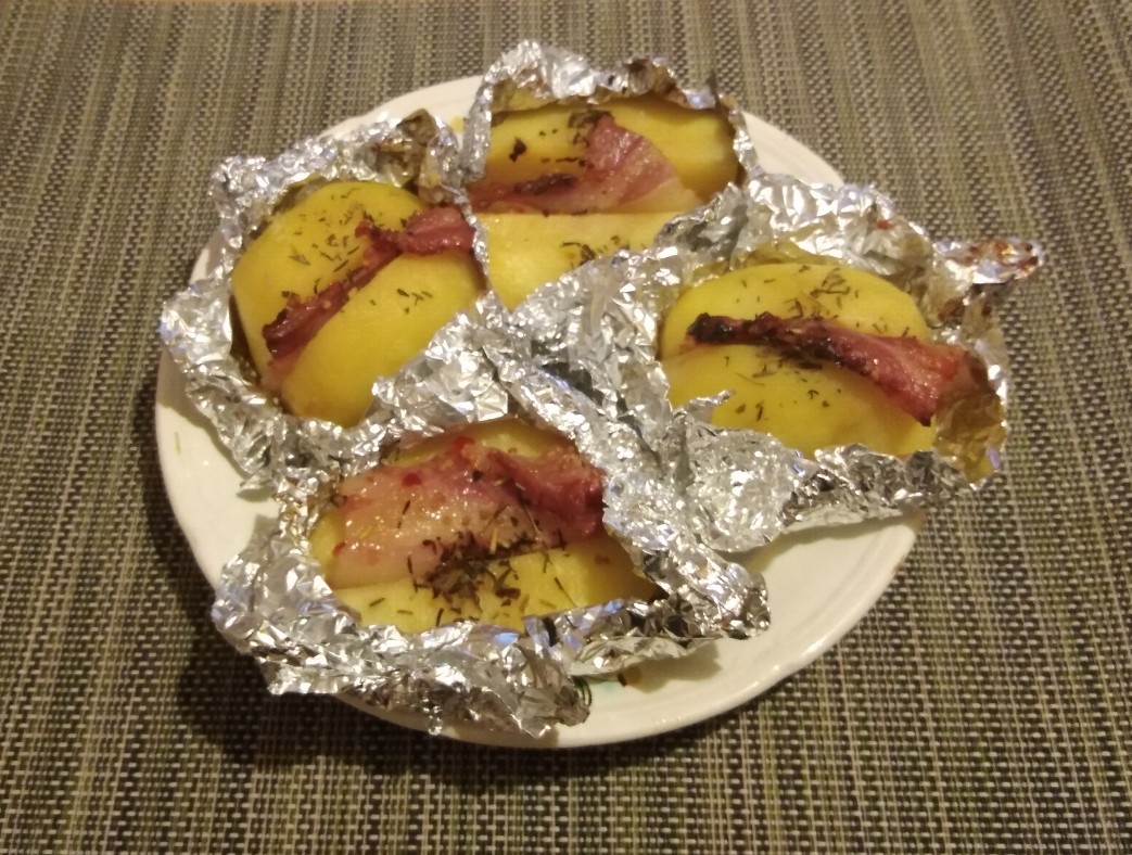 Картофель, запеченный с беконом и сыром Чеддер